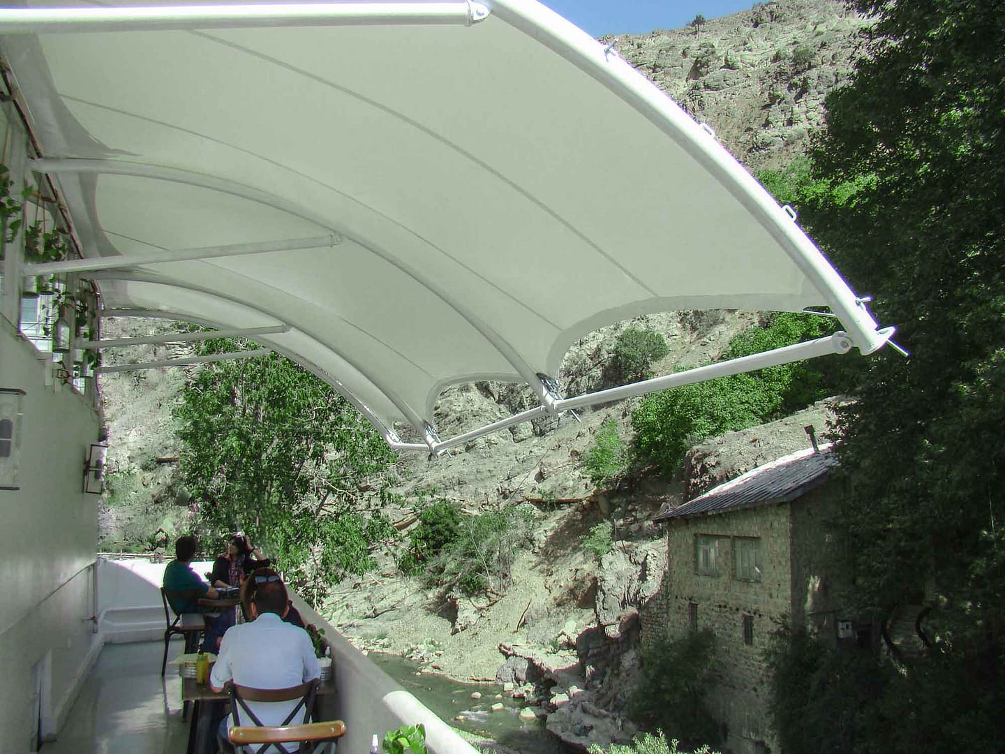 سایبان کششی رستوران رسم نو