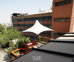 سایبان کششی فرم خیمه در حیاط رستوران عمارت روبه رو