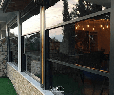 Guillotine-glass-for-home شیشه گیوتینی برای رستوران